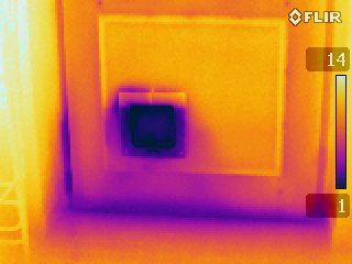 Bei der Thermografie sieht man hier die Wärmebrücke die im Umfeld der Katzenklappe entsteht. Die Energie die durch so eine Vorrichtung verloren geht ist nicht unerheblich.