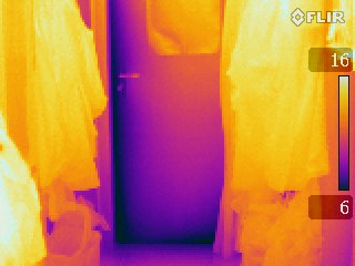 Hier wird der Energieverlust einer Tür zur Garage sichtbar. Hier kann schon ein Türvorleger das schlimmste verhindern.