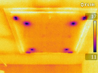 Auf dieser Thermografie kann man die Wärmebrücke einer Dachluke erkennen. Hier wurden die Halteschrauben noch komplett durch die gesamte Vorrichtung geführt, also vom warmen Innenraum zum kalten Dachboden.