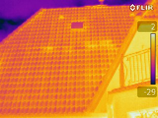 Auf diesem Foto kann man die teilweise nicht akurat verlegte Dämmung des Dachgeschosses in den Dachboden zu erkennen. Dieses Problem ist in den meisten fällen mit wenig finanziellen Mitteln aus der Welt zu schaffen.